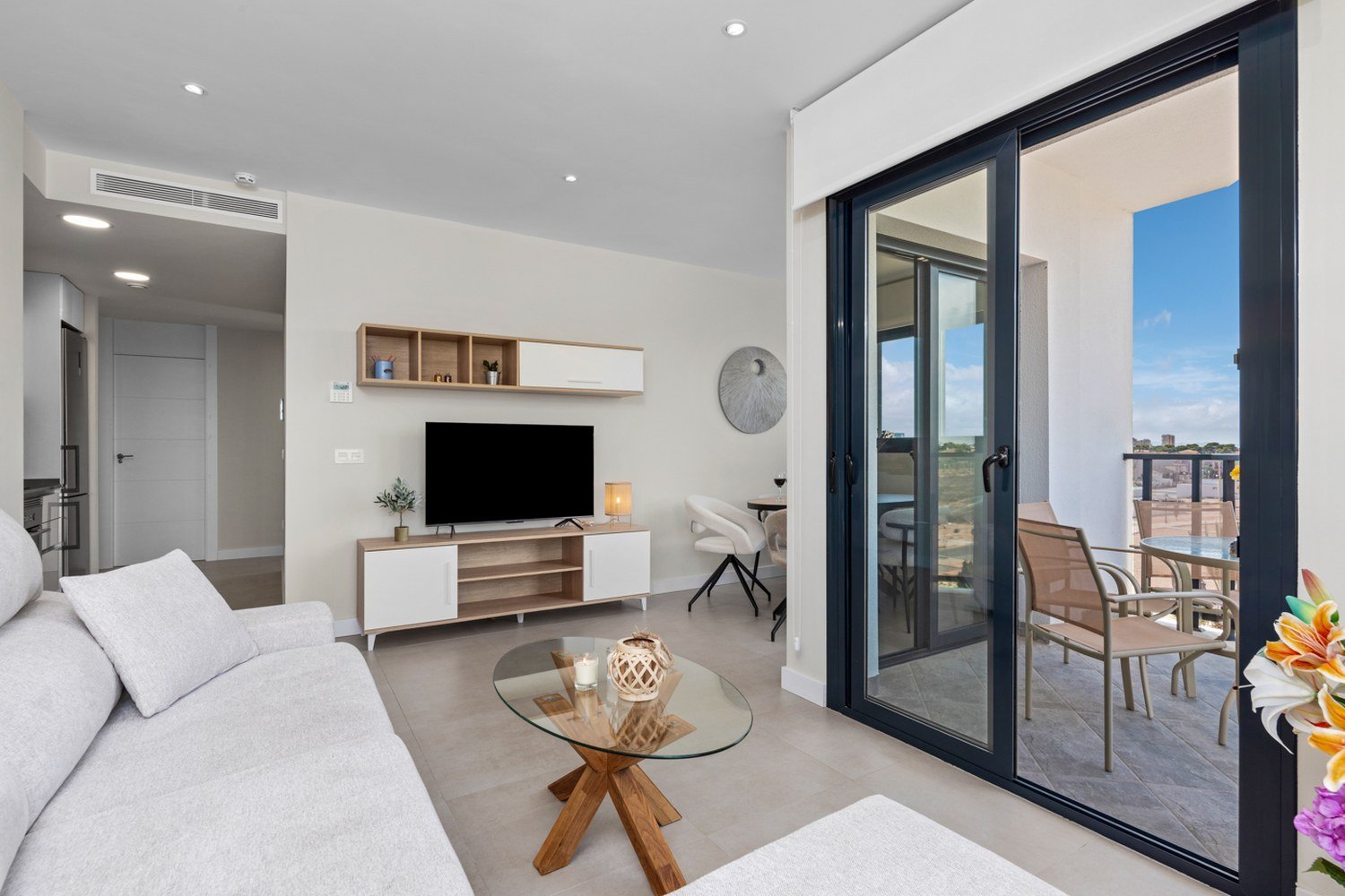Wohnzimmer mit Schiebet&uuml;r zum Balkon