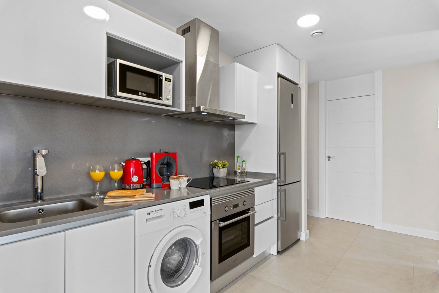 K&uuml;che mit Backofen, Induktionskochfeld, Mikrowelle und Waschmaschine