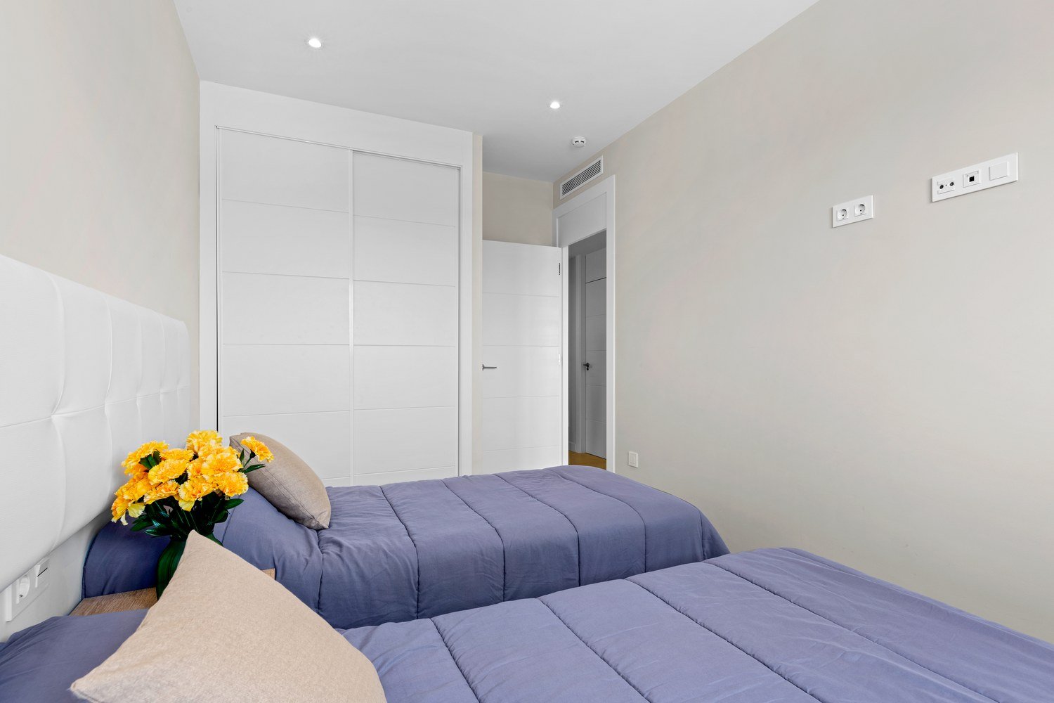 Zweites Schlafzimmer mit Einbauschrank
