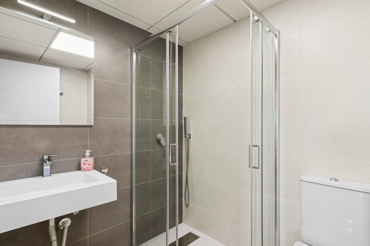 Bad mit Dusche und Waschbecken