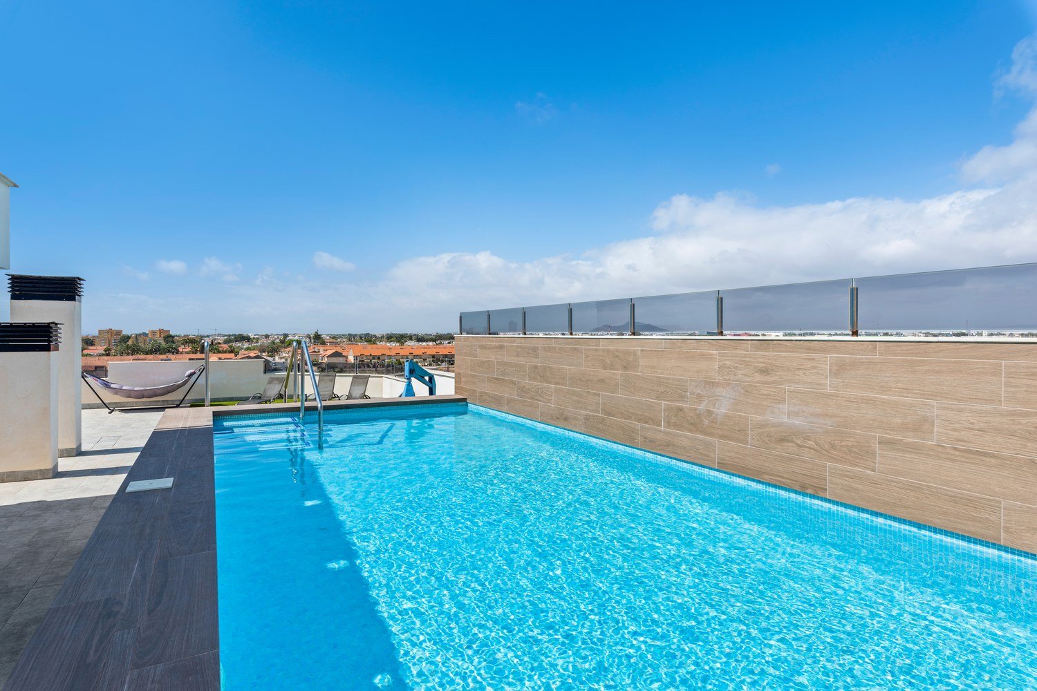 Dachpool mit Liegen und Blick &uuml;ber Lo Pag&aacute;n