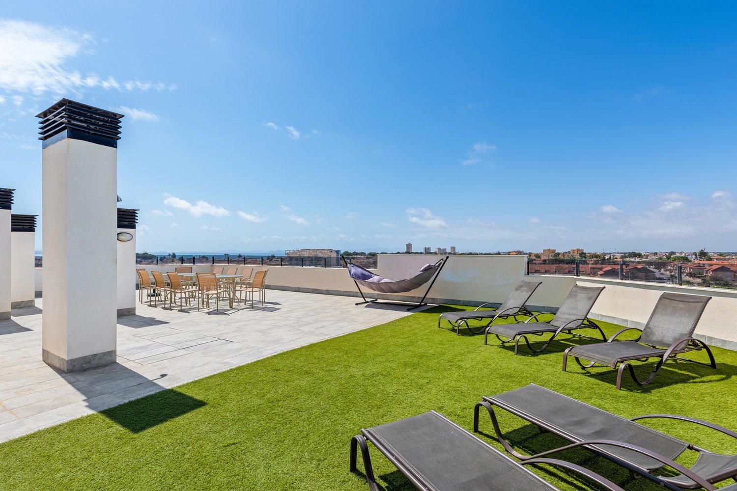 Gemeinschaftliche Dachterrasse mit Liegen und Blick auf das Mar Menor