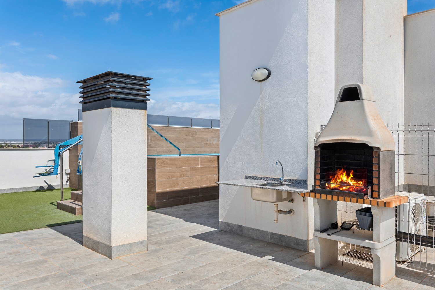 Gemauerter Grill auf der Dachterrasse
