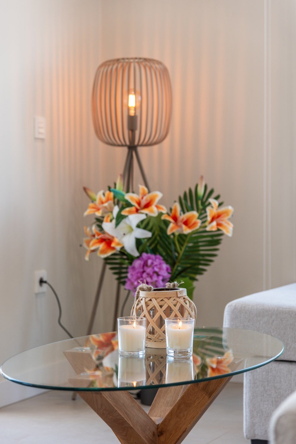 Couchtisch mit Kerzen im Wohnzimmer