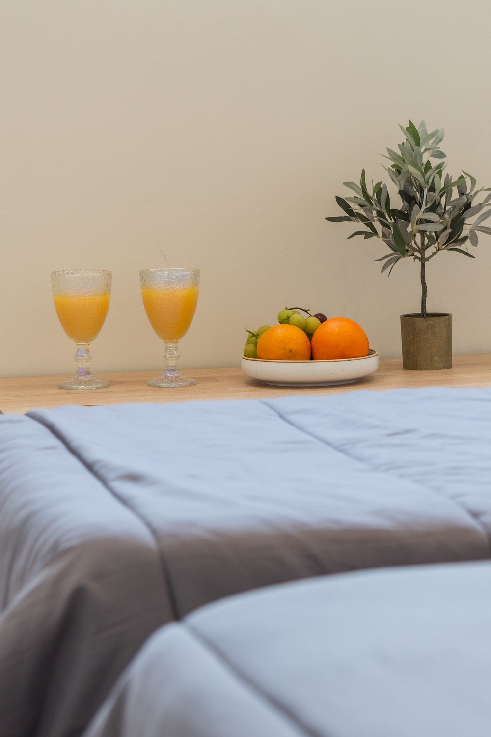 Schlafzimmer mit Obst und frischem Saft