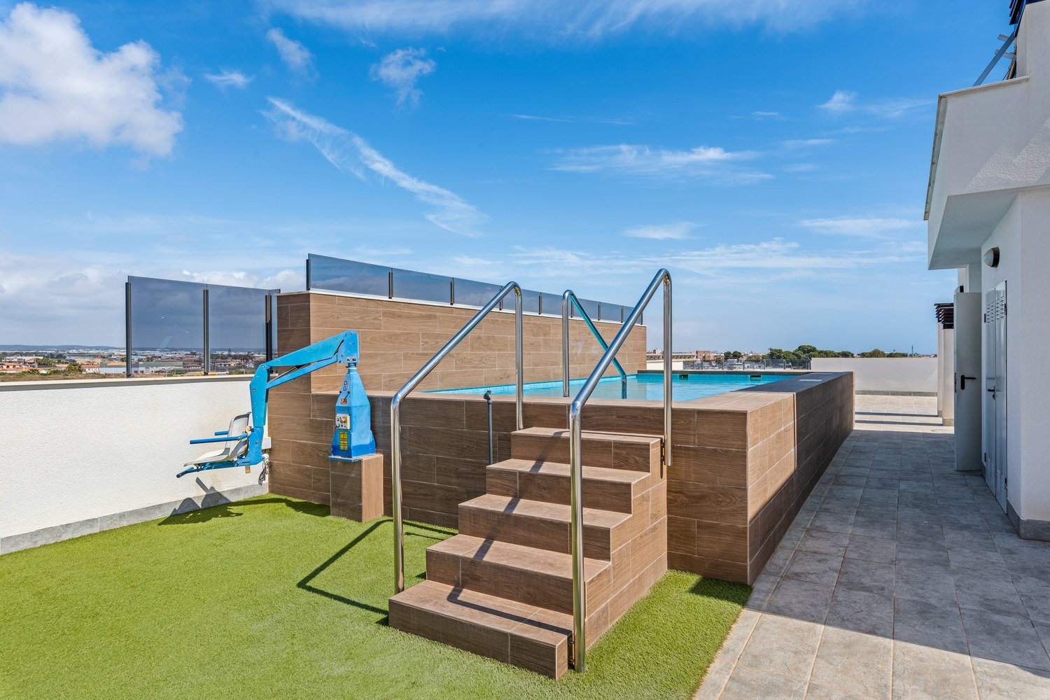 Poollift neben dem Dachpool