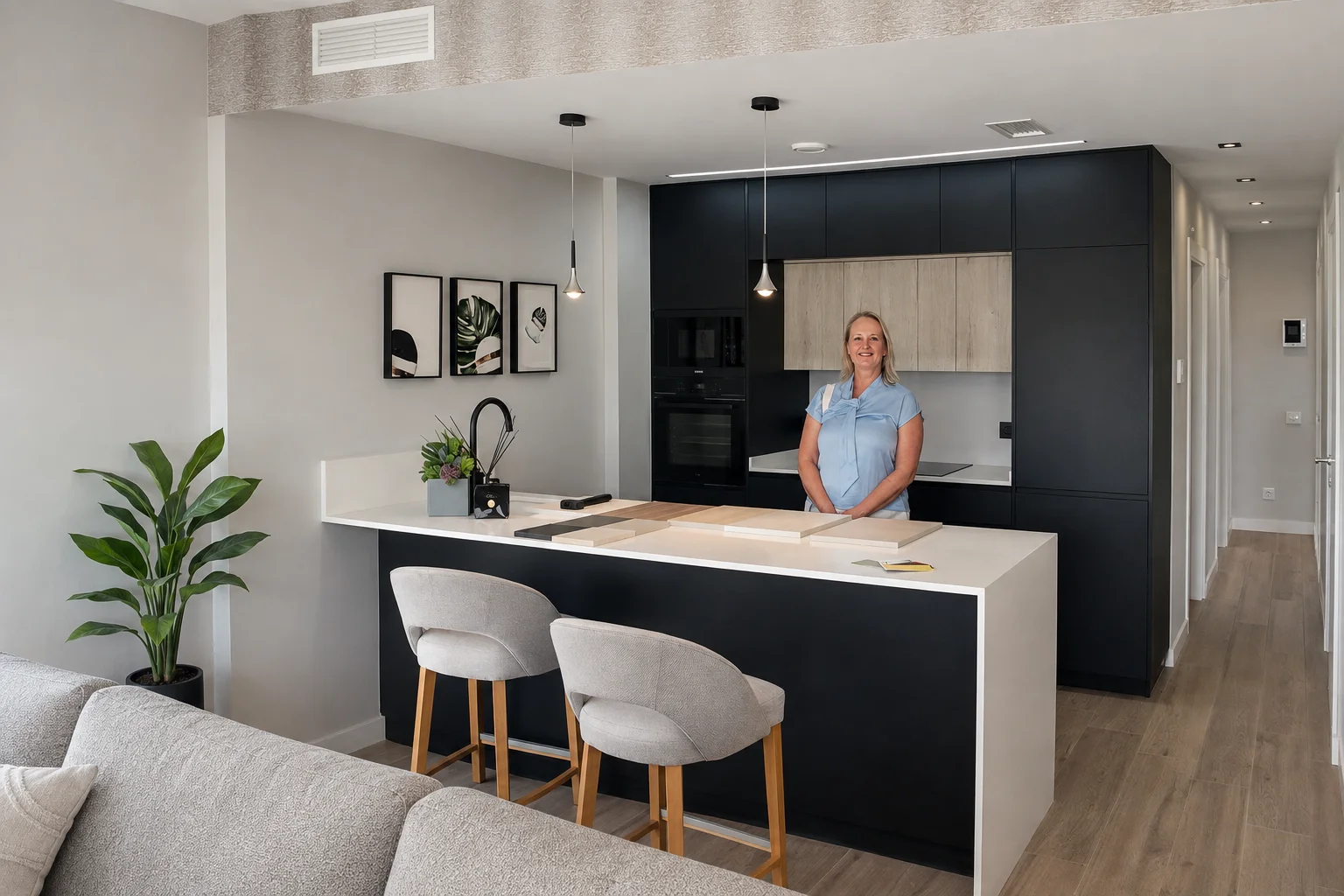Corina von AnaCosta begleitet internationale Immobilienkäufer in einem spanischen Neubau