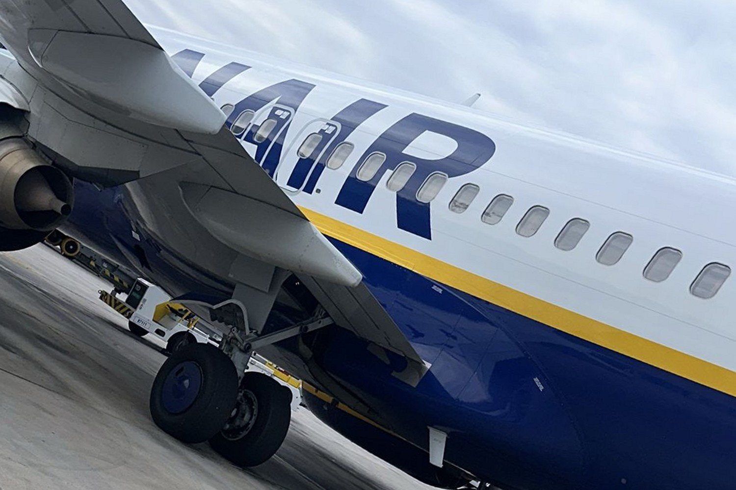 Flugzeug auf dem Vorfeld eines spanischen Flughafens