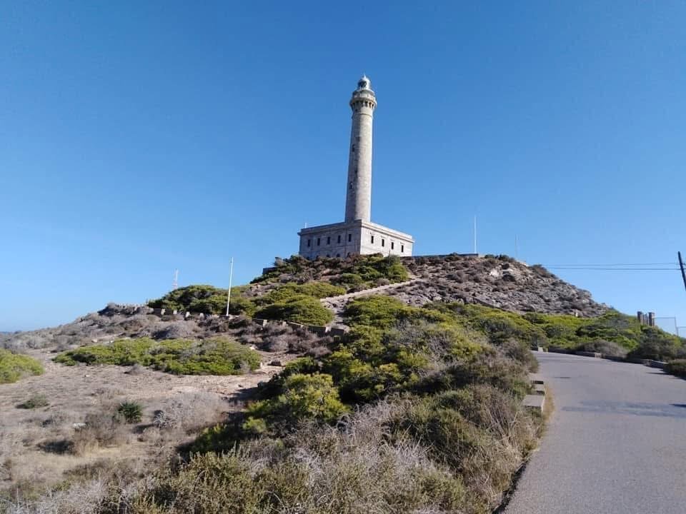 De vuurtoren en jachthaven van Cabo de Palos aan de Middellandse Zee
