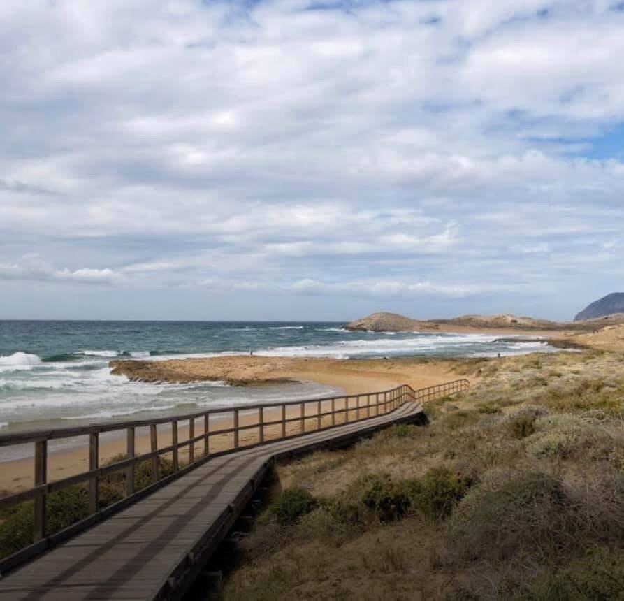 Het ongerepte natuurstrand van Calblanque aan de Middellandse Zee bij Cartagena