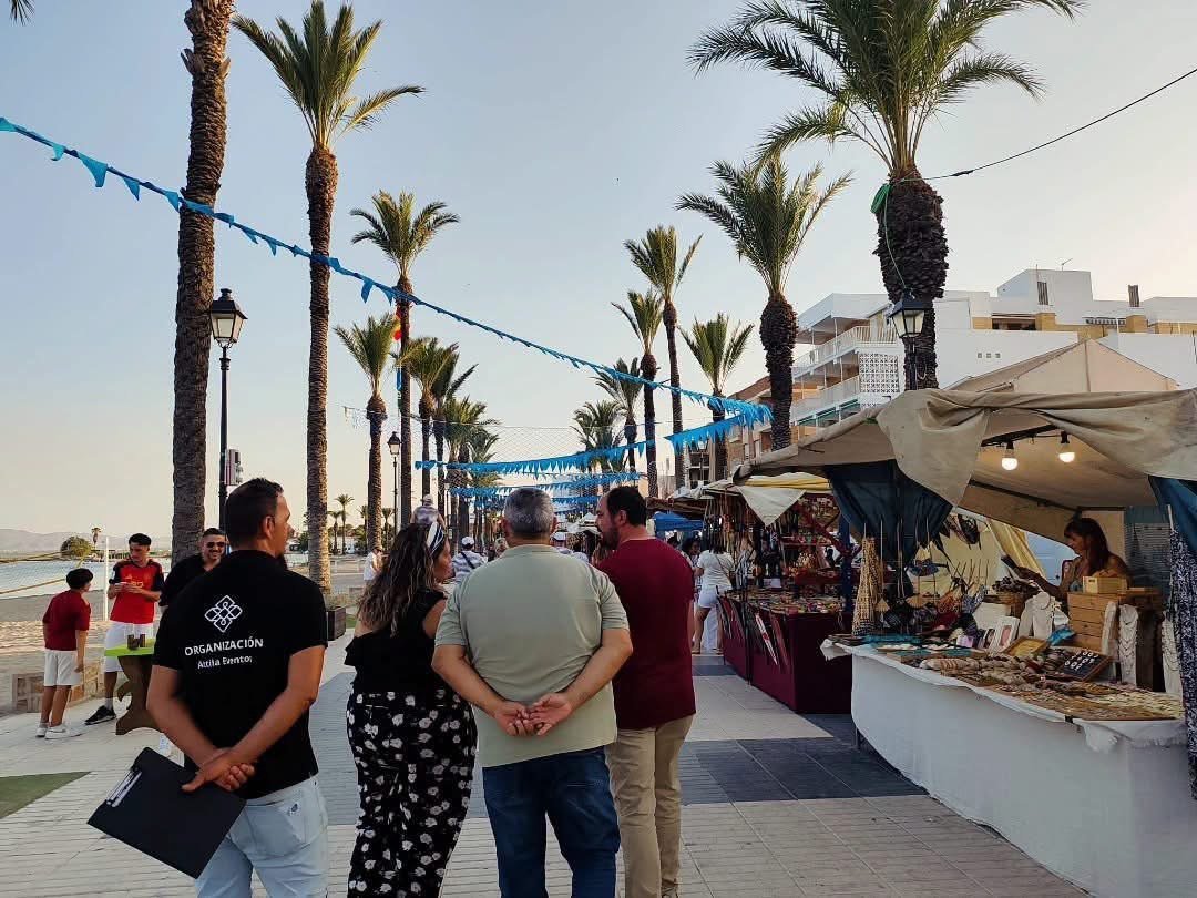 De boulevard en het strand van Los Alcázares aan de Mar Menor