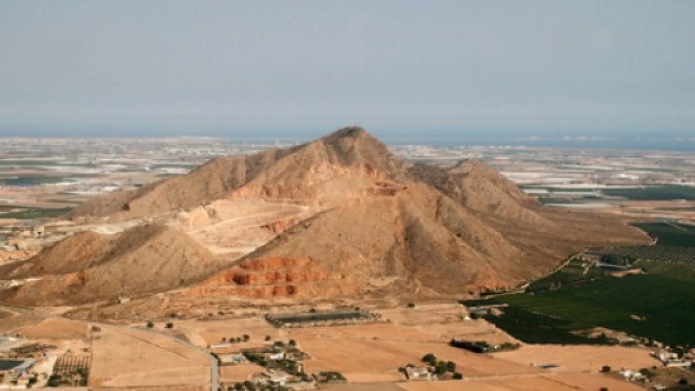 Cabezo Gordo boven het vlakke landschap van Torre-Pacheco