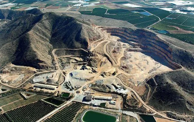 Foto aérea del Cabezo Gordo con la gran cantera en su ladera y los campos del Campo de Cartagena alrededor