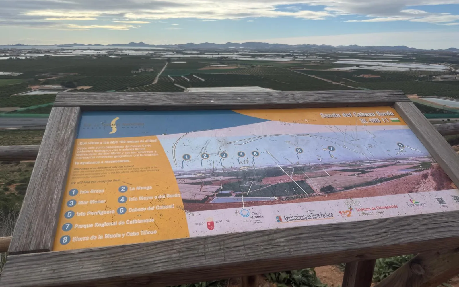 Panel informativo de la Senda del Cabezo Gordo (SL-MU 11) con vistas sobre el Campo de Cartagena hacia el Mar Menor