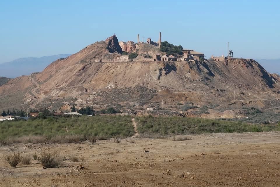 Cabezo Rajao bei La Uni&oacute;n: der abgetragene Berg mit Felsspitze, drei Schornsteinen und einem F&ouml;rderturm auf dem Kamm
