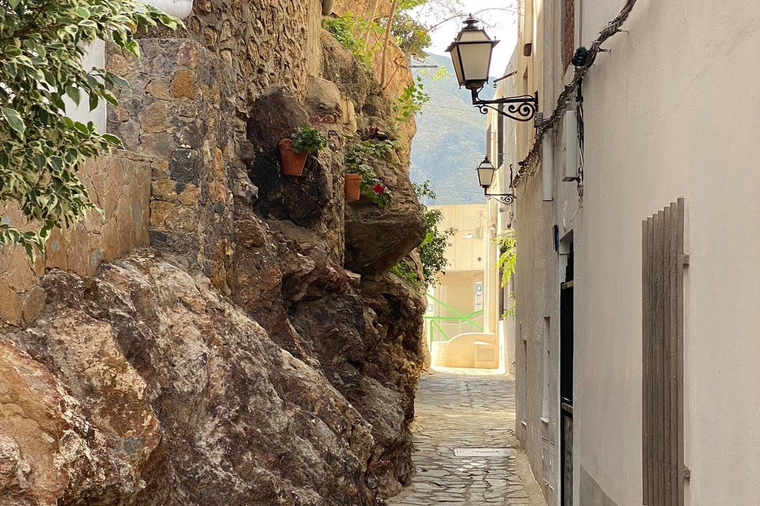 Enge Gasse mit Naturstein und weißen Fassaden im alten Dorfkern von Mojácar
