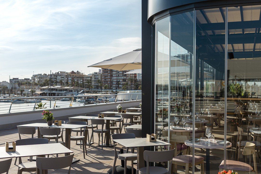 Terrasse am Yachthafen von Torrevieja mit der Skyline der Stadt dahinter