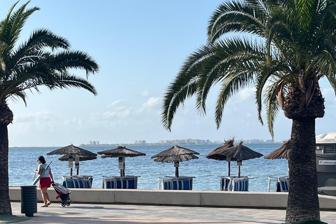 Promenade mit Palmen und Sonnenschirmen am Mar Menor