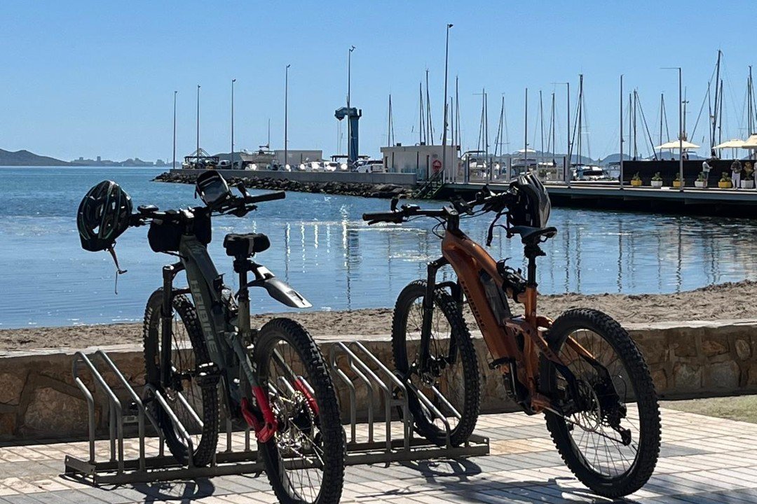 E-Bikes an einem Yachthafen am Mar Menor