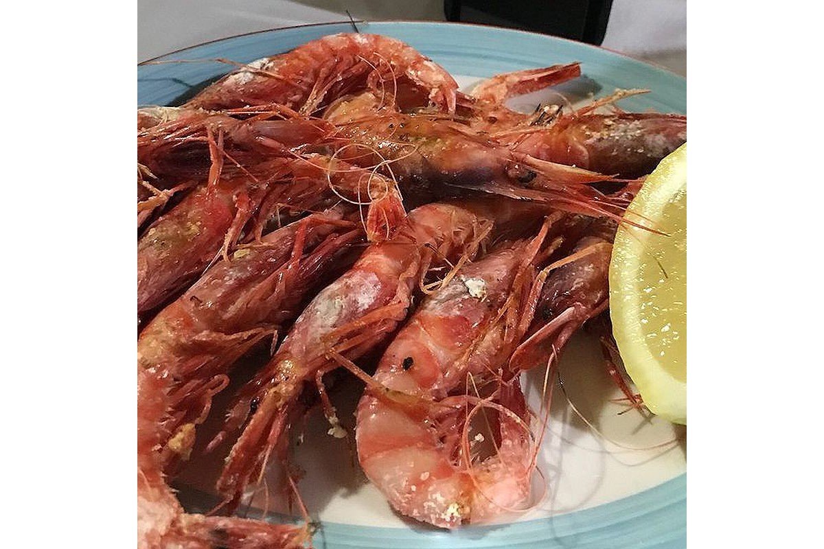 De beroemde rode gamba's van Garrucha (Aristeus antennatus), vers gepresenteerd op het bordje