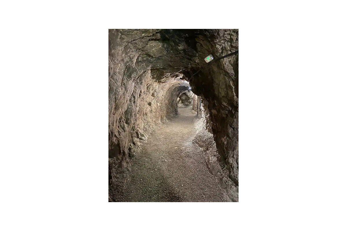 De onderaardse tunnel en trap naar de Geoda de Pulpí, 's werelds grootste betreedbare geode op 50 meter diepte