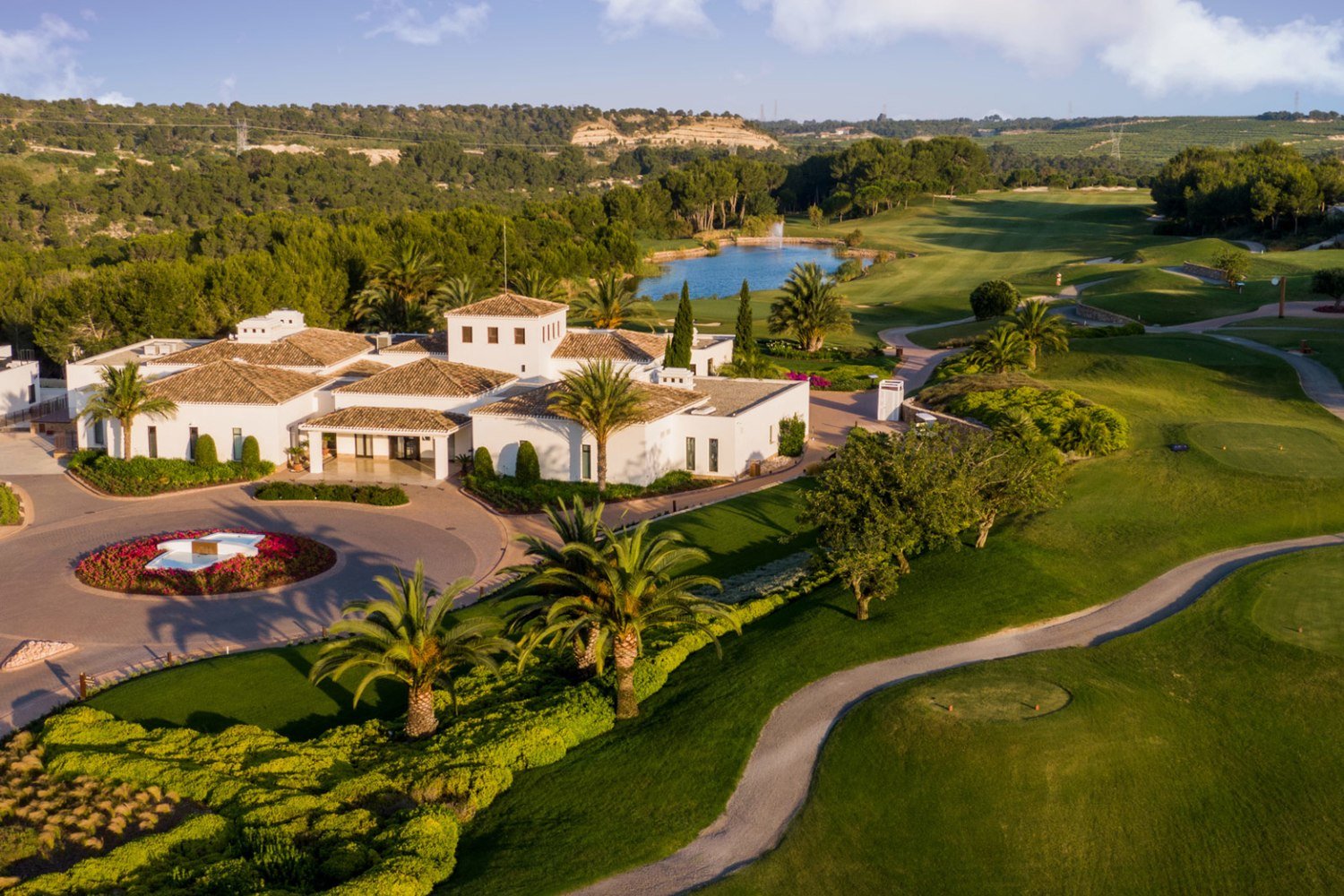 Golfbaan aan de Costa Cálida met palmbomen en zicht op de Mar Menor, regio Murcia
