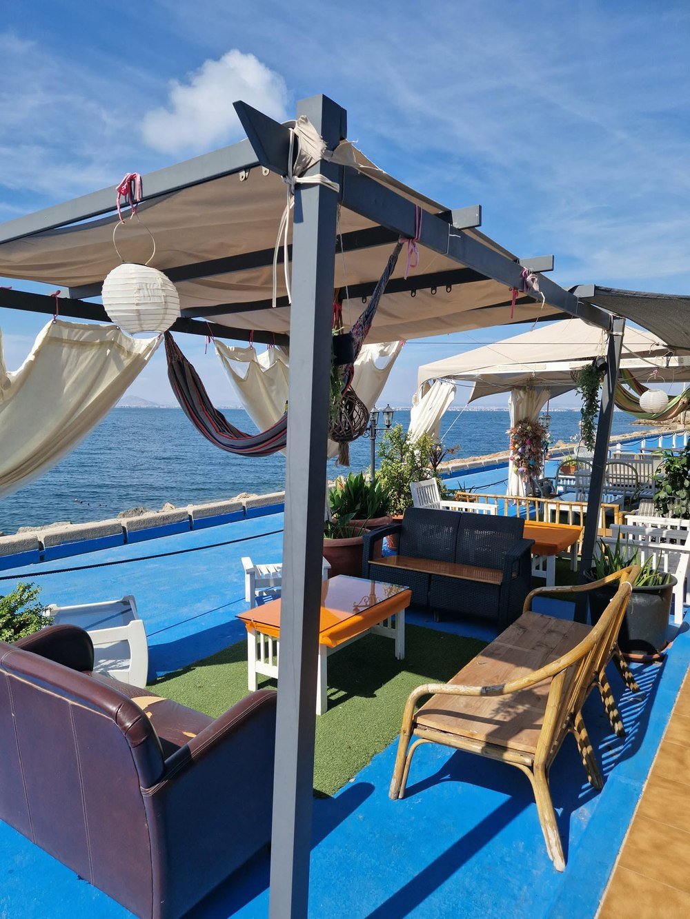 Terrasse mit Meerblick entlang des Boulevards von La Manga