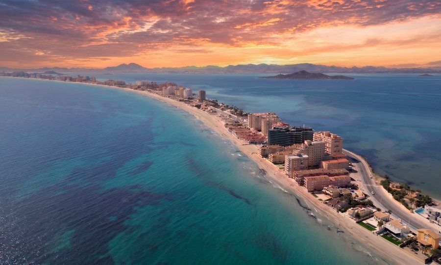 La Manga del Mar Menor bei Sonnenuntergang aus der Luft
