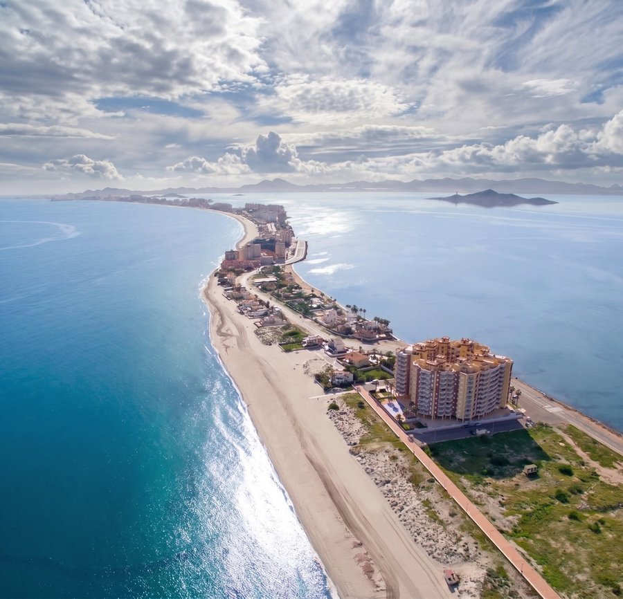 Luftaufnahme des Sandstreifens La Manga bei bewölktem Himmel