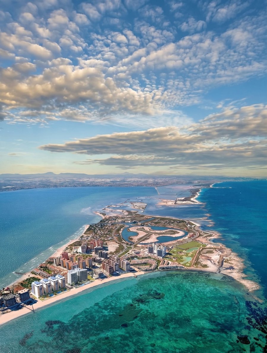Luftaufnahme von La Manga mit den Golas und dem Mar Menor