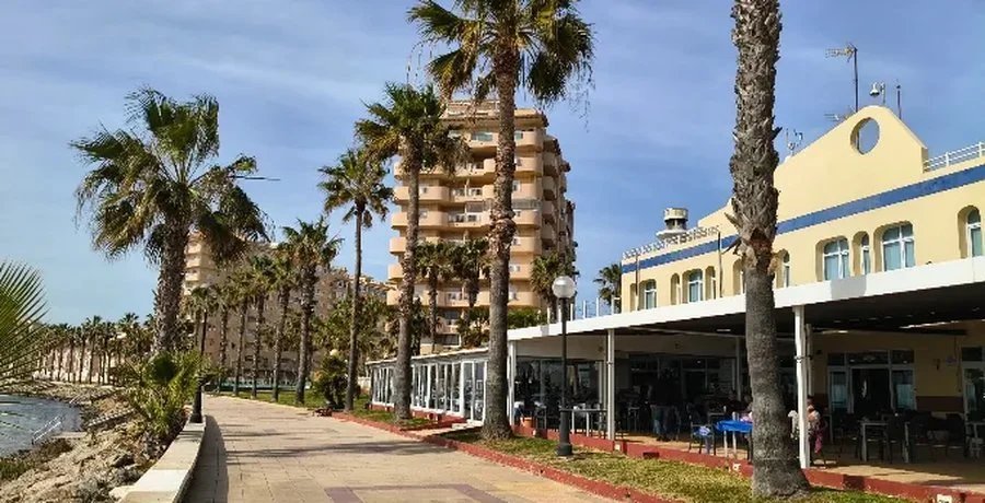 Boulevard von La Manga mit Palmen und Terrassen