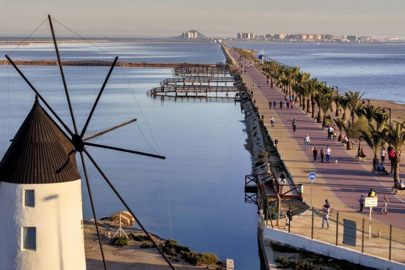 Vista a&eacute;rea del paseo de Lo Pag&aacute;n junto a las salinas con el molino hist&oacute;rico y La Manga al fondo