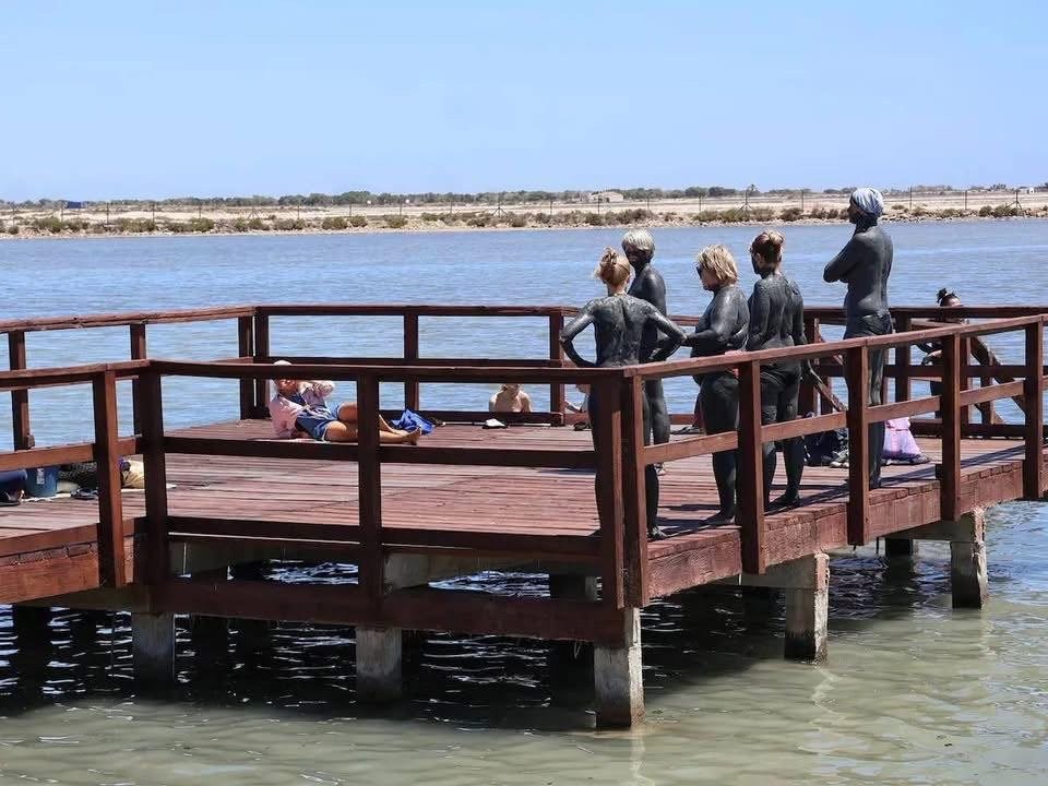 Pasarela de madera en los ba&ntilde;os de lodo de Lo Pag&aacute;n donde los visitantes dejan secar el lodo al sol
