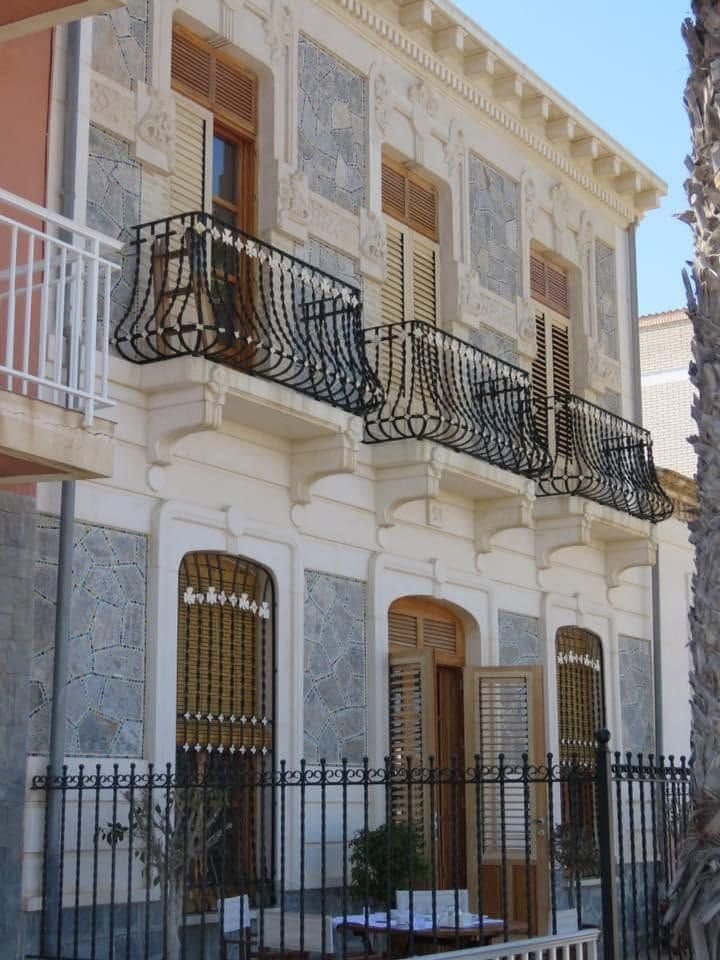 Historische Fassade in Los Alc&aacute;zares mit Mosaikfeldern und schmiedeeisernen Balkonen