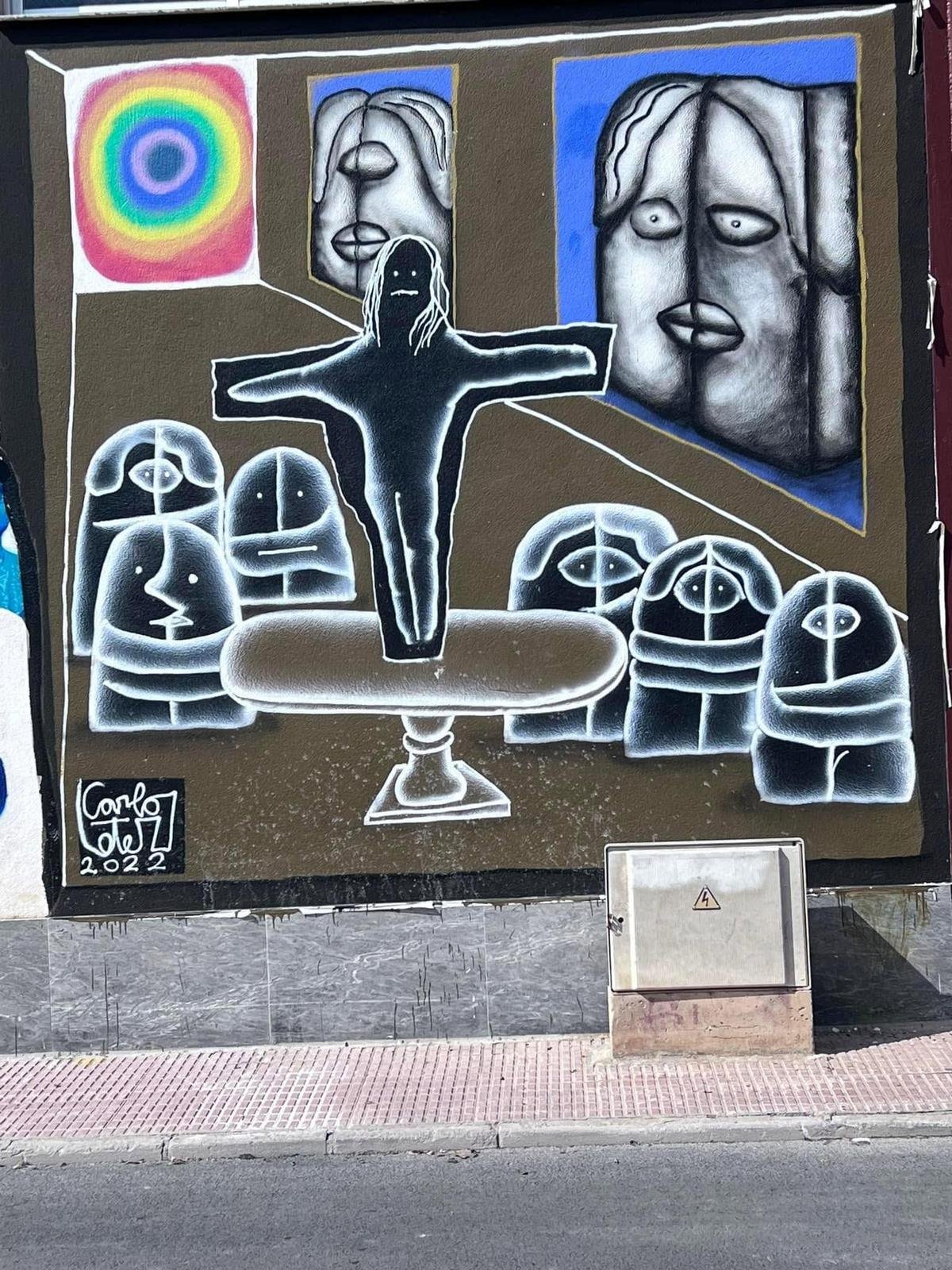 Wandbild mit wei&szlig; umrandeten Figuren um einen Tisch, signiert Carlo D. 2022