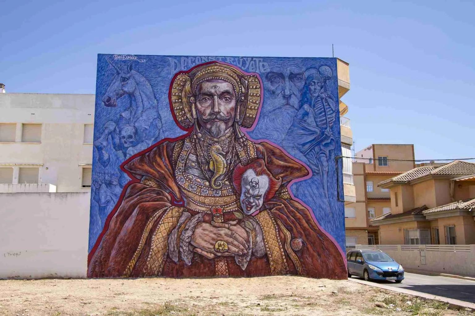 Wandbild Deconstr&uacute;yete von Toni Espinar an einer Fassade in Los Alc&aacute;zares