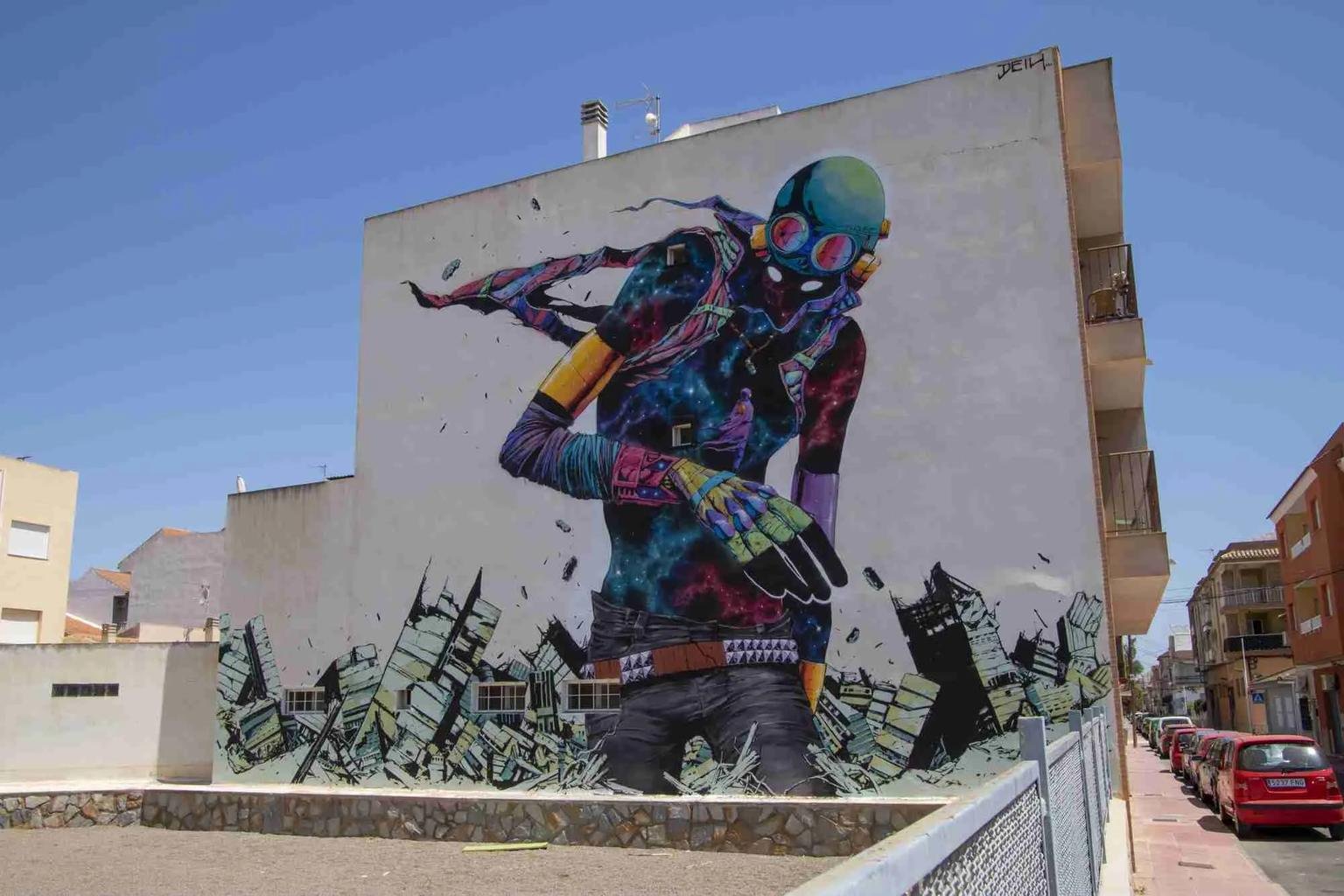 Wandbild des K&uuml;nstlers DEIH an einem Wohnblock in Los Alc&aacute;zares