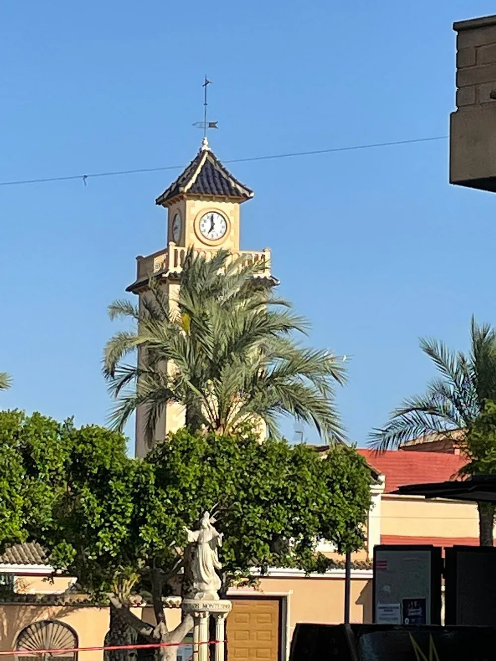 Kirchturm, Palmen und Bäume im Zentrum von Los Montesinos