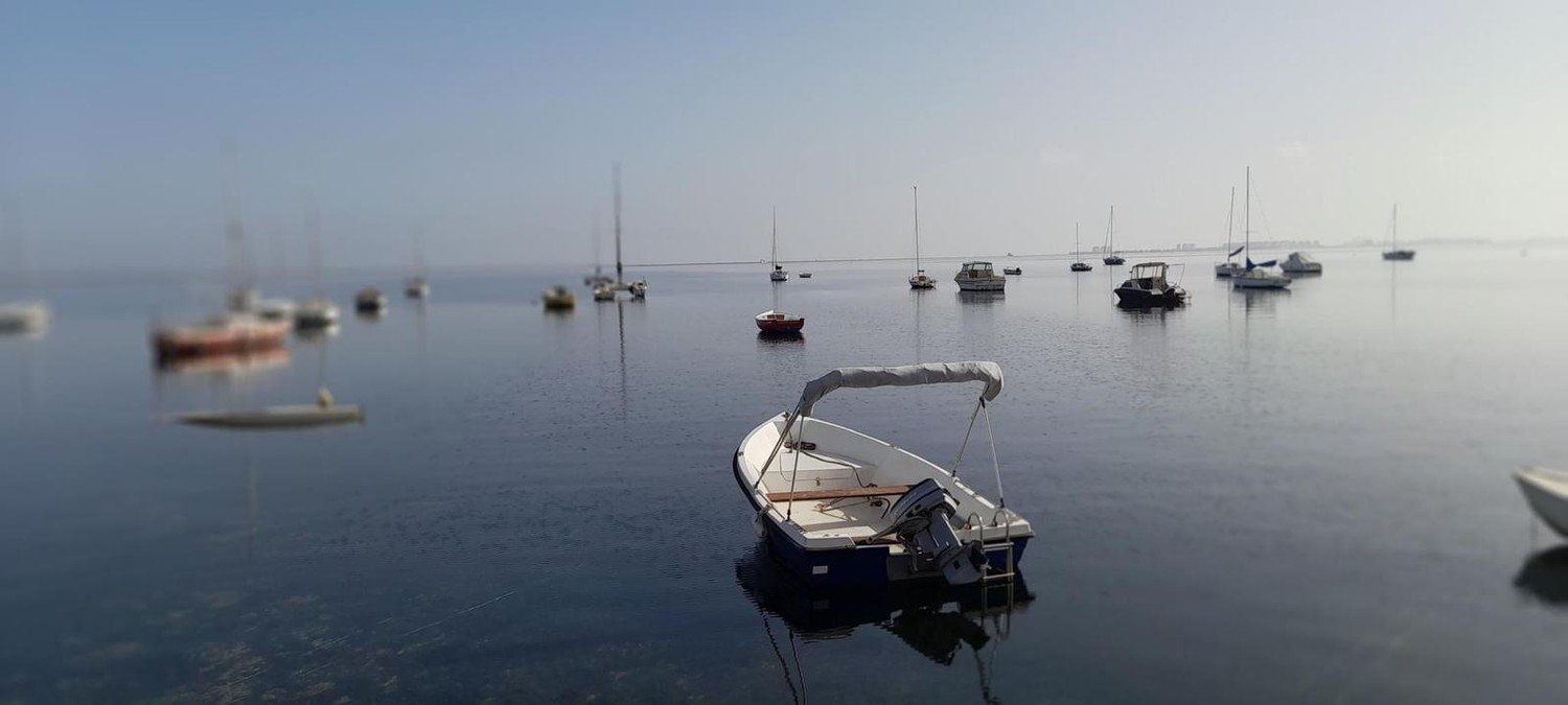 Boote auf dem spiegelglatten Wasser des Mar Menor