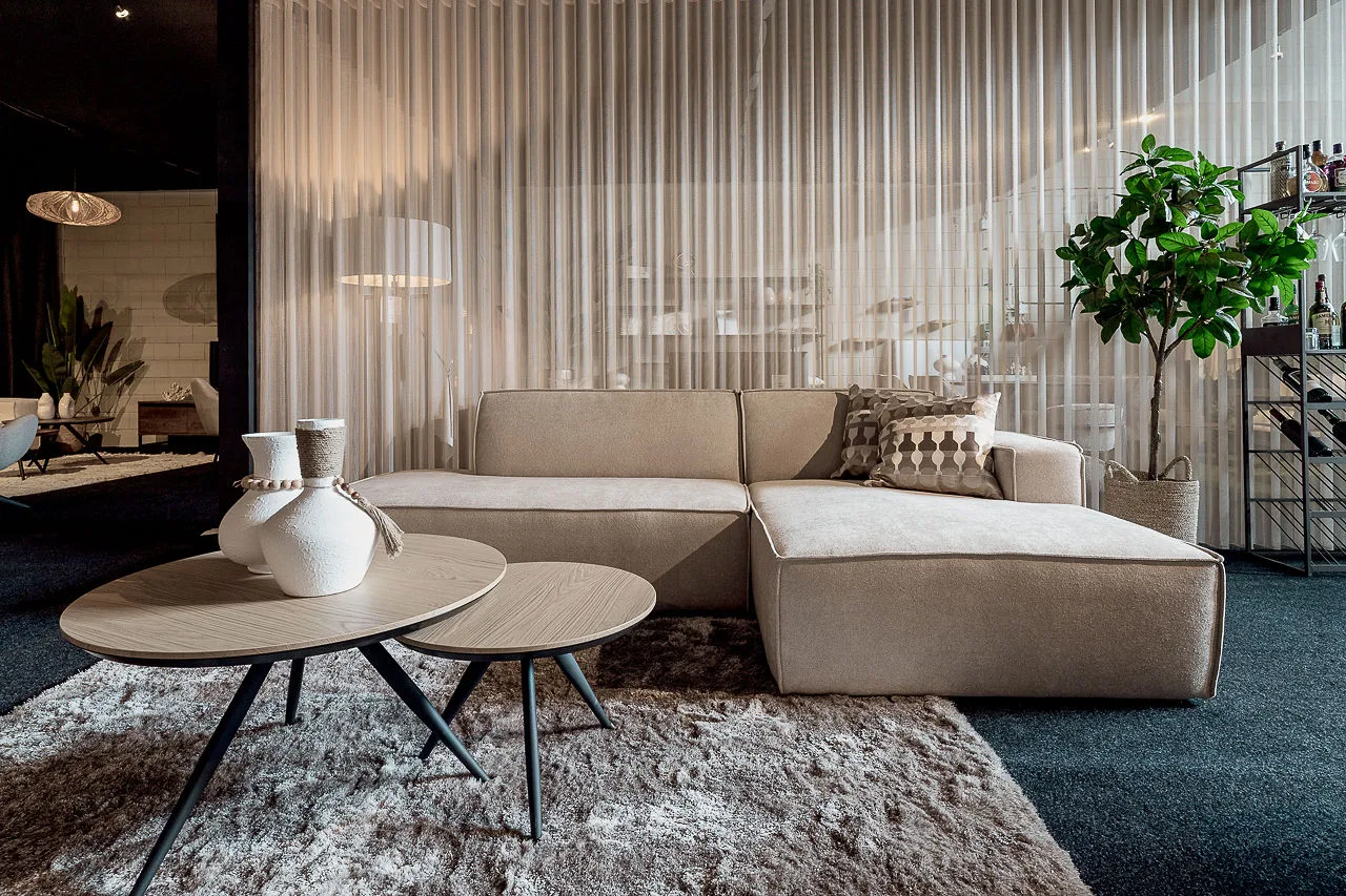 Helles Ecksofa mit Chaiselongue und runden Couchtischen