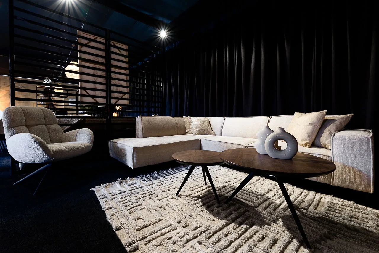 Modernes Ecksofa und Couchtische in einem niederländischen Showroom