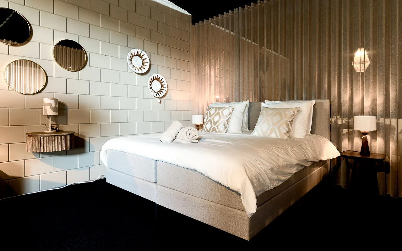 Schlafzimmer mit niederländischem Boxspringbett
