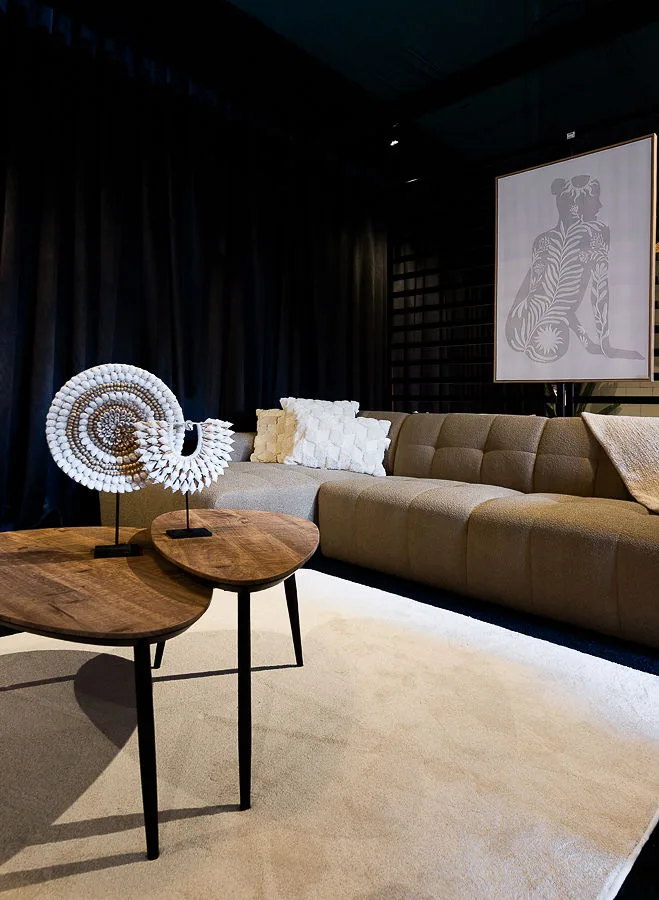 Wohnzimmer mit Chaiselongue und organischen Couchtischen