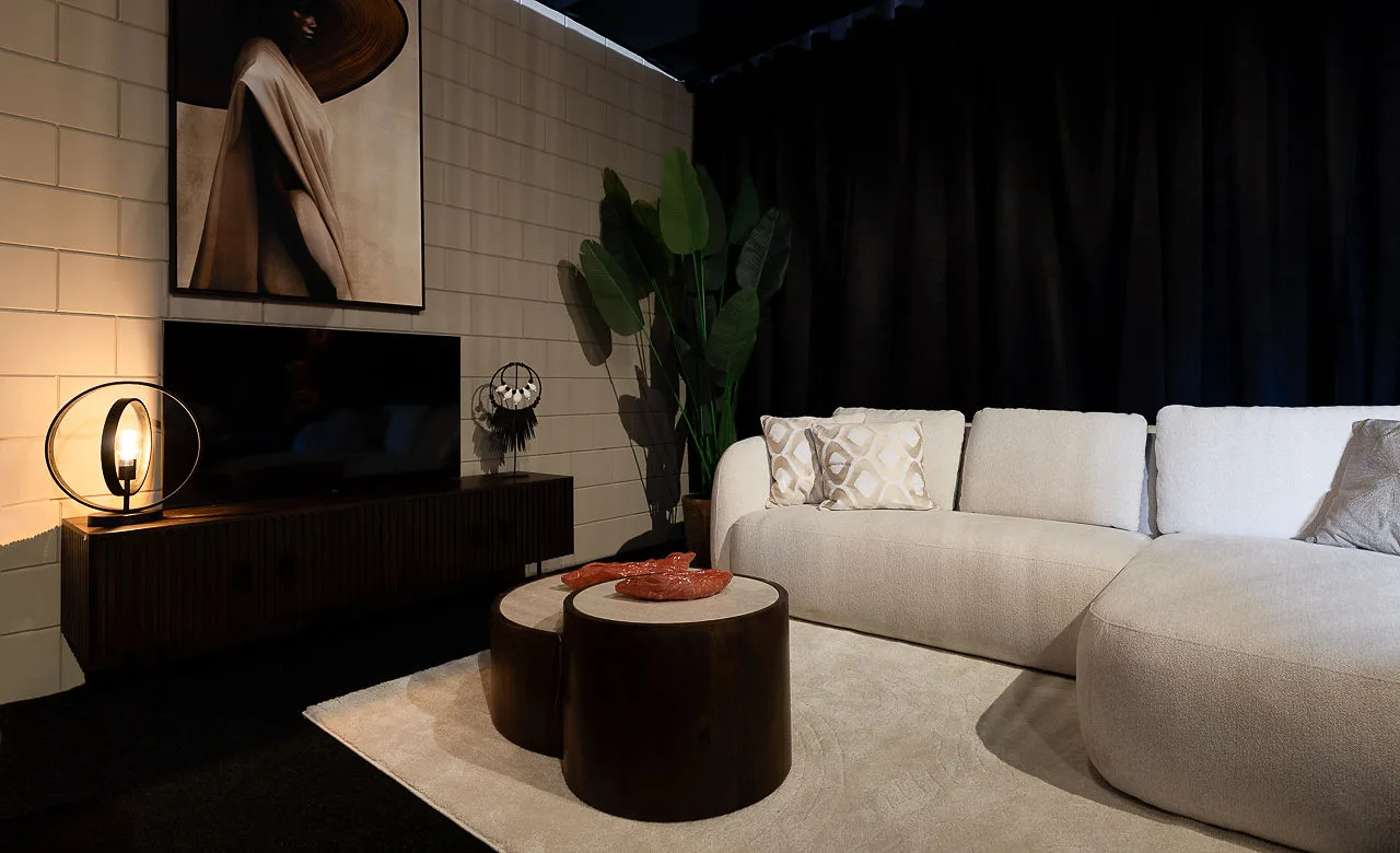 Modernes Wohnzimmer mit Ecksofa und TV-Möbel