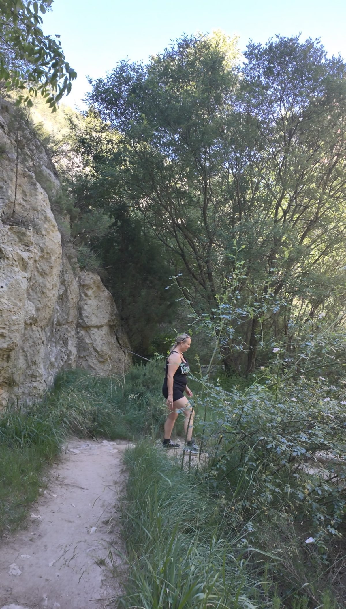 Wandelpad langs de Río Ebrón met kalkstenen rotswanden