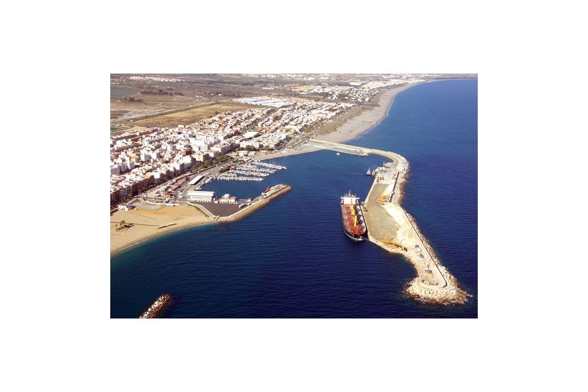 Luchtfoto van de werkende visserij haven Puerto de Garrucha met aangemeerde boten en de Boulevard