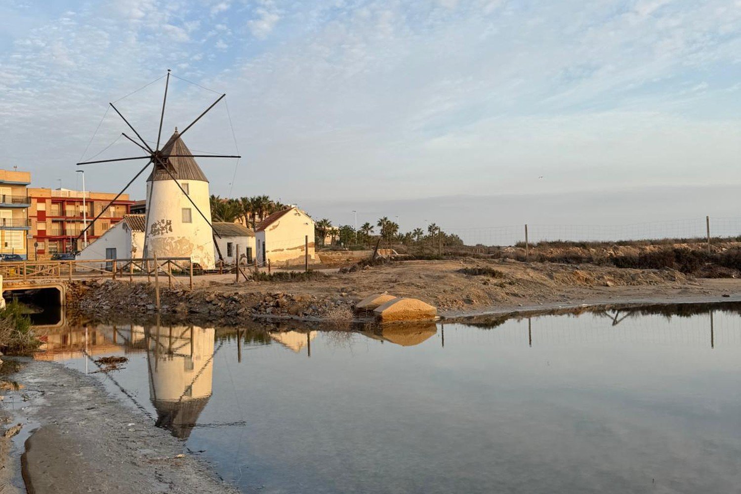 Historische Windmühle, gespiegelt in den Salinen von San Pedro del Pinatar