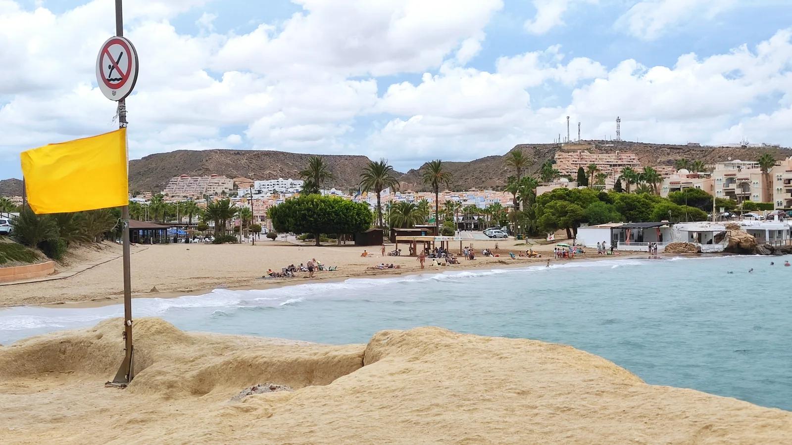 Playa Mar Rabiosa met zandstrand, bebouwing en heuvels, gezien vanaf El Pichirichi