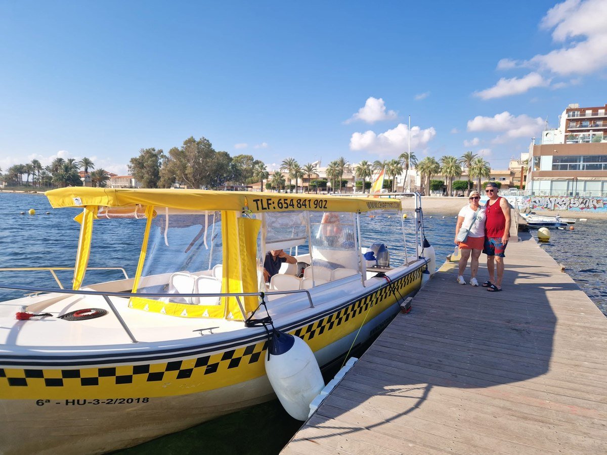 Vaartaxi tussen Santiago de la Ribera en La Manga del Mar Menor, aangemeerd bij de boulevard