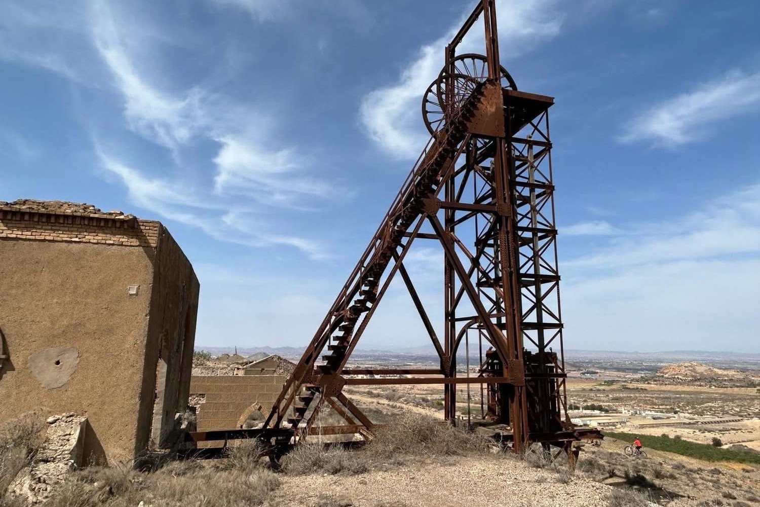 St&auml;hlerner F&ouml;rderturm mit diagonaler Treppe &uuml;ber einem verlassenen Schacht in der Sierra Minera